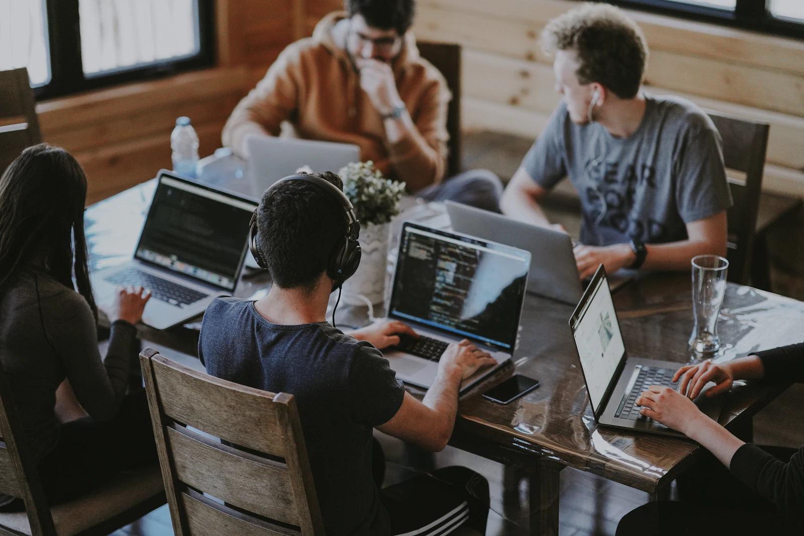Collega’s werken samen aan een digitale oplossing
