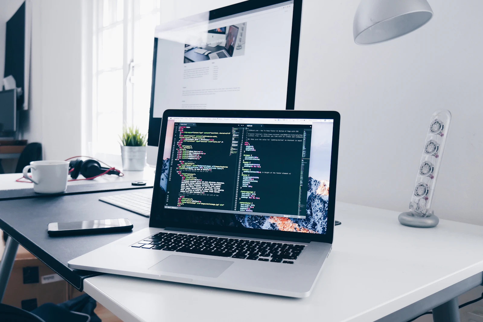 Werkplek met laptop voor softwareontwikkeling