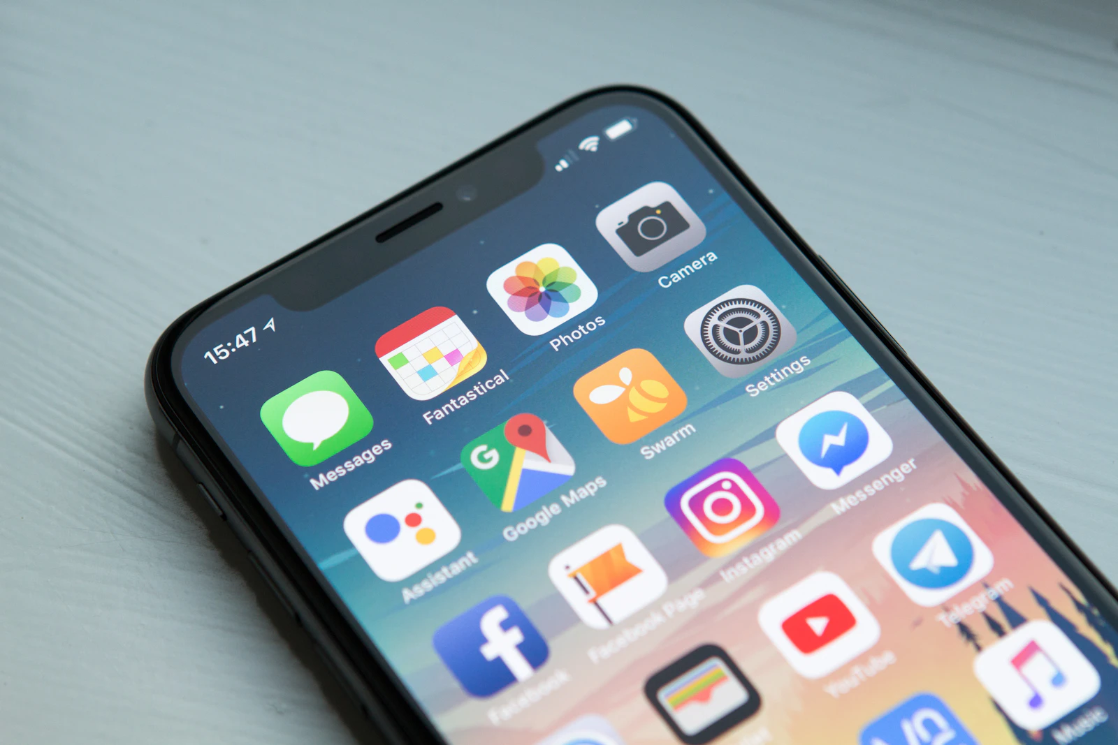 Smartphone op een lichte achtergrond